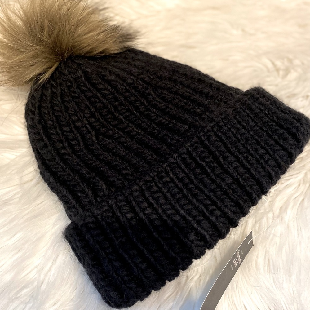 Beanie with pom